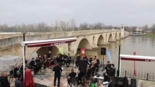 Edirne’de kısıtlamada evinde kalanlara moral için Meriç Nehri kenarında bando konseri verildi