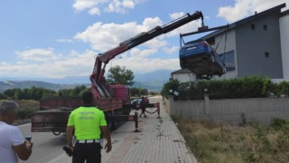 Bursa’nın İnegöl ilçesinde otomobil site duvarına çarptı: 2 yaralı