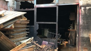 Kocaeli’de depoda çıkan yangında bir kişi dumandan etkilendi