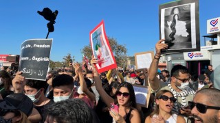 İranlı Mahsa Emini’nin ölümü Kadıköy’de protesto edildi